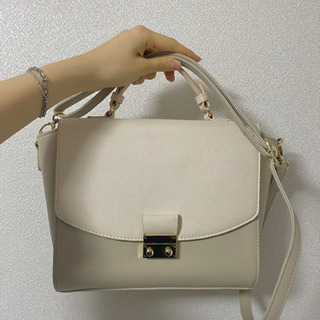 アイボリーカラーバッグの画像