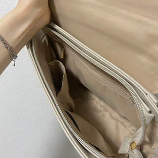 アイボリーカラーバッグの画像