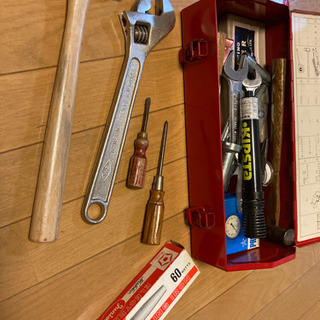 工具一式(ハンマー・ドライバー・ペンチなど)の画像