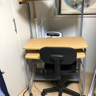 パソコンデスクとイス