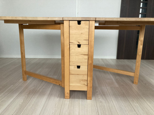 IKEAのダイニングテーブル