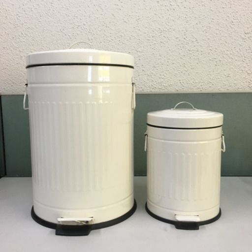 ゴミ箱　足踏式　鉄製　ペダル式　大の方の高さ蓋まで約47cm 幅約30cm丸