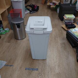 プラスチック製ゴミ箱　その1