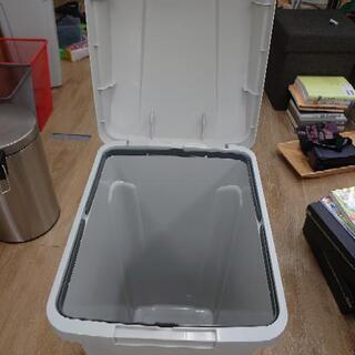 プラスチック製ゴミ箱　グレー　その2の画像