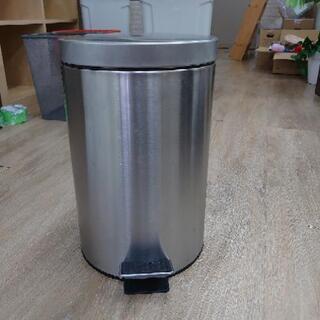 足踏み式ゴミ箱　金属製　シルバー・デスクライト2点