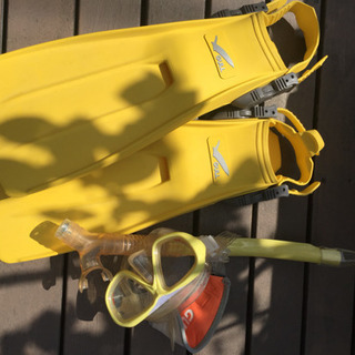 シュノーケルのフィンとゴーグルセットの画像