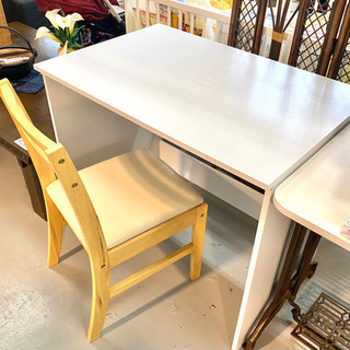 シンプルなテーブルと椅子のセット