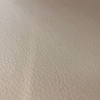 シンプルなテーブルと椅子のセットの画像