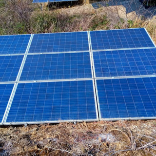 ソーラーの割れパネルの交換　草刈り　除草剤散布 一部防草シート張りの画像