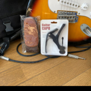 エレキギターと付属品一式の画像