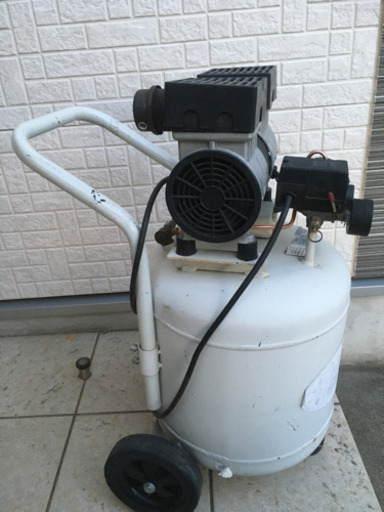 【取引中】アストロプロダクツ　オイルレス38ℓ縦型サイレントエアコンプレッサー