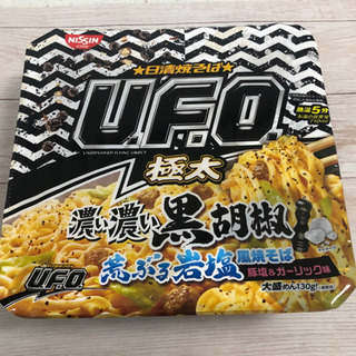 日清焼そば UFO 極太 濃い濃い黒胡椒 荒ぶる岩塩風焼そば 1...