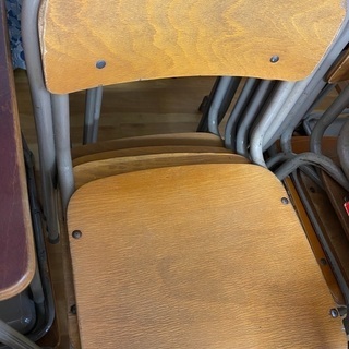 学校の机と椅子の画像