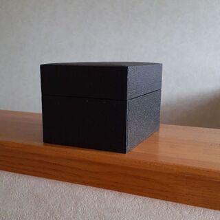 送料無料　新品未使用　高級感あり✨時計ケース(クッションに時計を...