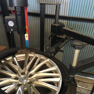 タイヤ交換サポート(助手)のお仕事　自動車の修理洗車等の軽作業です。