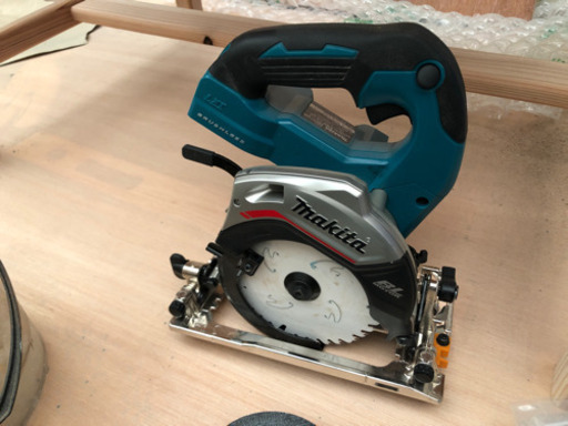 マキタ　125mm丸鋸18V HS474D きわ切りベース