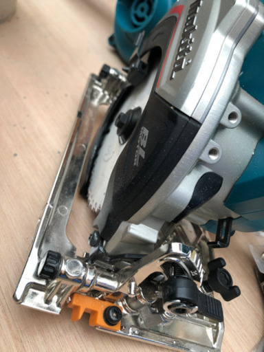 マキタ　125mm丸鋸18V HS474D きわ切りベース