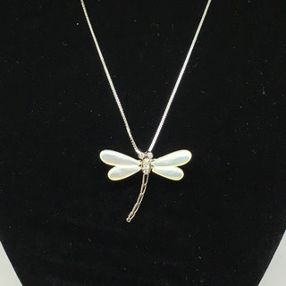 ホワイトゴールドと白蝶貝のトンボ型ペンダントブローチ 大型の画像