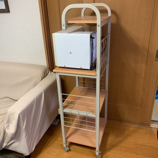 レンジ台と電子レンジのセットの画像