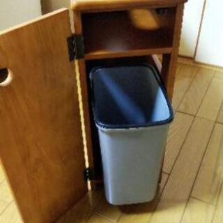 天然木 のゴミ箱付き雑誌ラックの画像