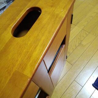 天然木 のゴミ箱付き雑誌ラックの画像