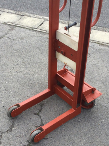 中古　ハンドリフト　幅65　　奥行107　　高さ188.5　 （ｃｍ）　手動式　手巻き式　手動走行式　リフトラー