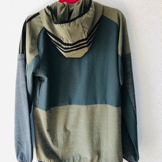 adidasの上着 緑の画像