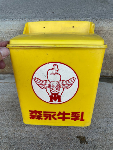 配達の牛乳入れ物