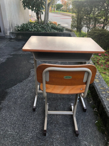 学校机と椅子