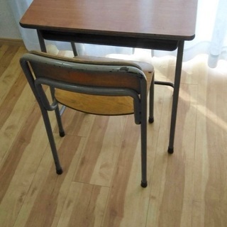 学校の机と椅子の画像