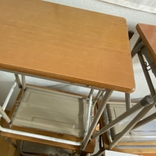 学校の机と椅子の画像