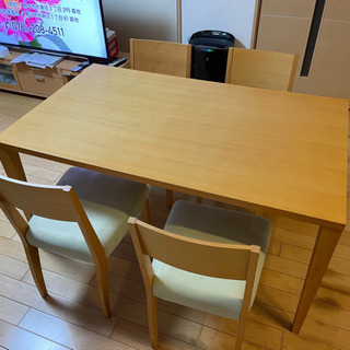 テーブル　椅子