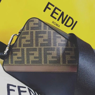 FENDI キャム サコッシュの画像