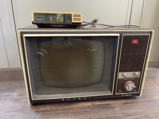 昭和レトロなテレビと時計