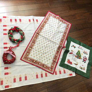 クリスマスのリース、テーブルクロスなど
