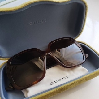 Gucci サングラスとセーター