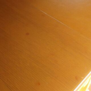 木製の折り畳み式テーブルとイス四脚セットの画像