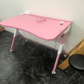 ゲーミングデスクの画像