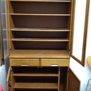 【当店にて引き取り、お客様運搬のみ価格無料！！】木製食器棚！！よく見る普通の食器棚です。一部難あり。【お引き取り以外は送料などかかります。】の画像
