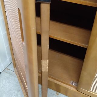 【当店にて引き取り、お客様運搬のみ価格無料！！】木製食器棚！！よく見る普通の食器棚です。一部難あり。【お引き取り以外は送料などかかります。】の画像