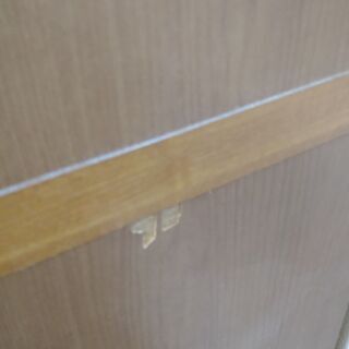 【当店にて引き取り、お客様運搬のみ価格無料！！】木製食器棚！！よく見る普通の食器棚です。一部難あり。【お引き取り以外は送料などかかります。】の画像