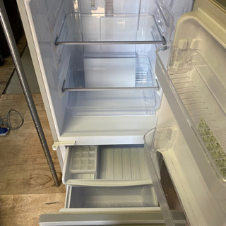 ◎送料無料!!2017年製★極上超美品★中古◎ SHARP 137L 2ドア LED照明 左右開き自由設定 耐熱トップテーブル 冷蔵庫 【SJ-D14C-S】RX62 ◎送料無料!!☆2017年製 極上超美品☆中古◎ SHARP 137L「LED照明