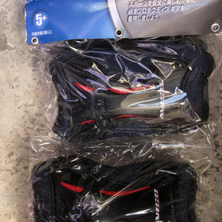 値下げ。トイザらス　エルボーパッド　ニーパッド新品2セットの画像