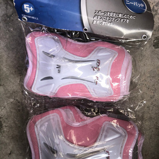 値下げ。トイザらス　エルボーパッド　ニーパッド新品2セットの画像