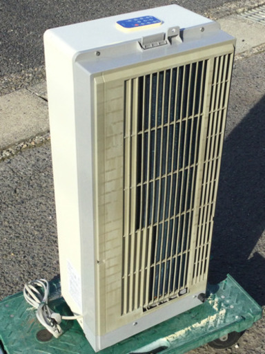 中古　2007年製　窓用エアコン　冷房専用 クーラー　幅33.3　　奥行21　　高さ75　 （ｃｍ）　窓用取付枠付き　リモコン付き