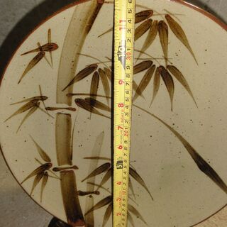素朴な感じの大皿　2枚　皿立て2個付き　置物　インテリア　陶器　レトロ　アンティーク　絵皿　飾り皿の画像
