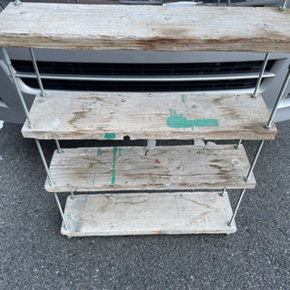 足場板の古材で作った棚です