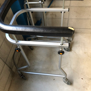 介護　歩行器の画像