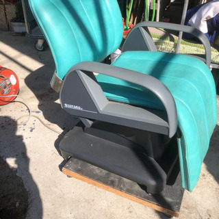 タカラベルモント美容室の自動洗髪機と電動リクライニング椅子の画像