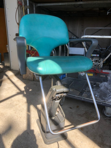タカライス、美容室の電動で上下するイスです。